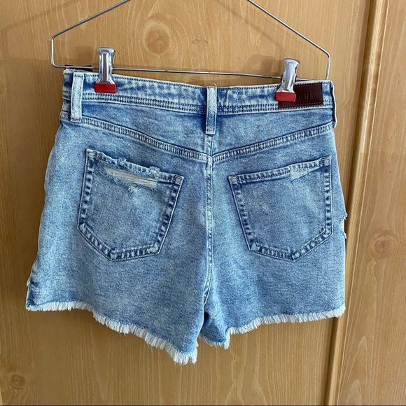 Hollister • Curvy Ultra High Rise Mom Shorts in Distressed Acid Wash - Picture 13 of 14